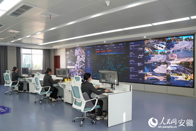 淮南建發(fā)智慧泊車監(jiān)控中心。人民網(wǎng)記者 陳若天攝
